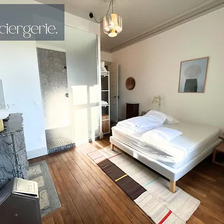 A Louer Au Sein D'une Auberge- Maillochon- Gare - - Hotel *