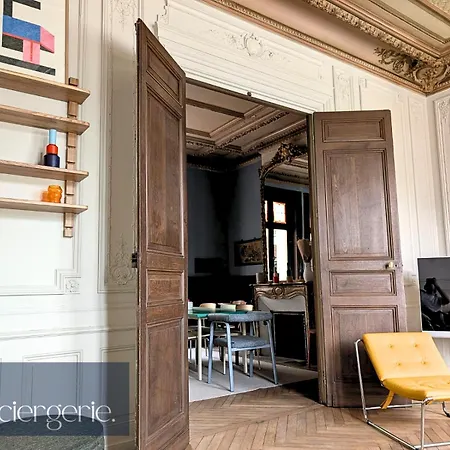 A Louer Au Sein D'une Auberge- Maillochon- Gare - - Hotel *