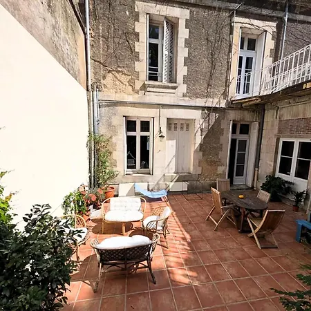 A Louer Au Sein D'une Auberge- Maillochon- Gare - - ホテル
